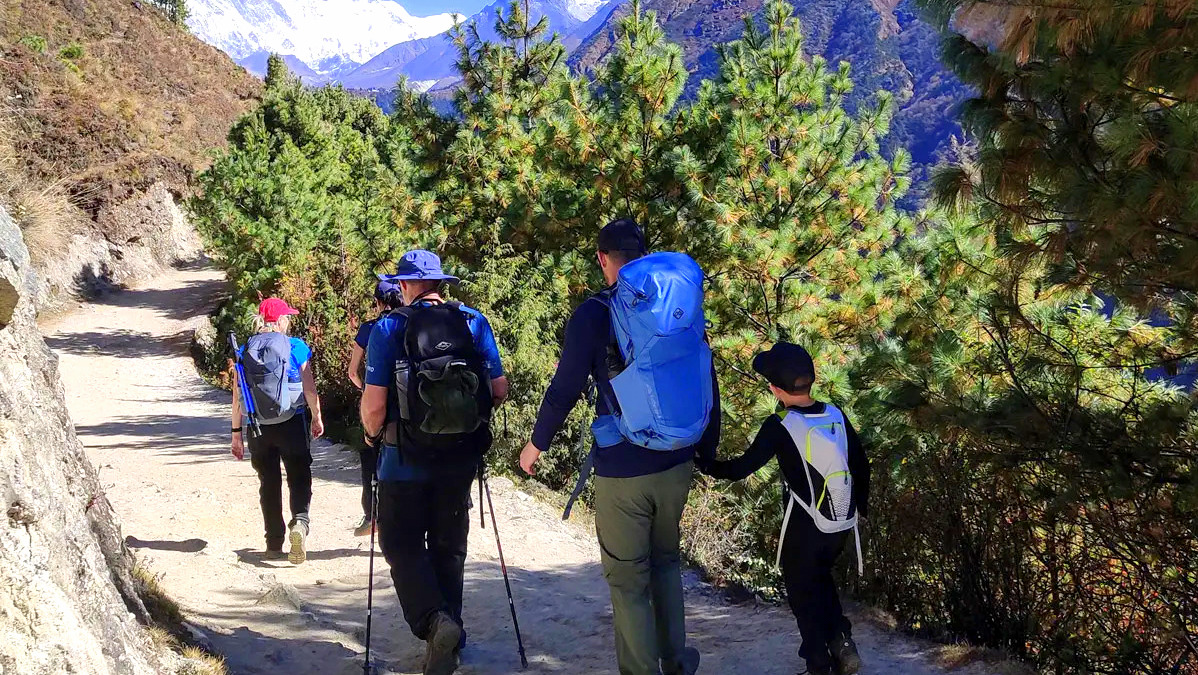 Trekking towards to tengboche